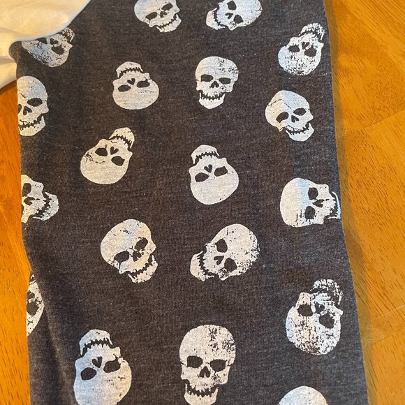 NWOT Size Grayson Threads Skull Crossbones gray white tissue tee quarter sleeves - Picture 6 of 11